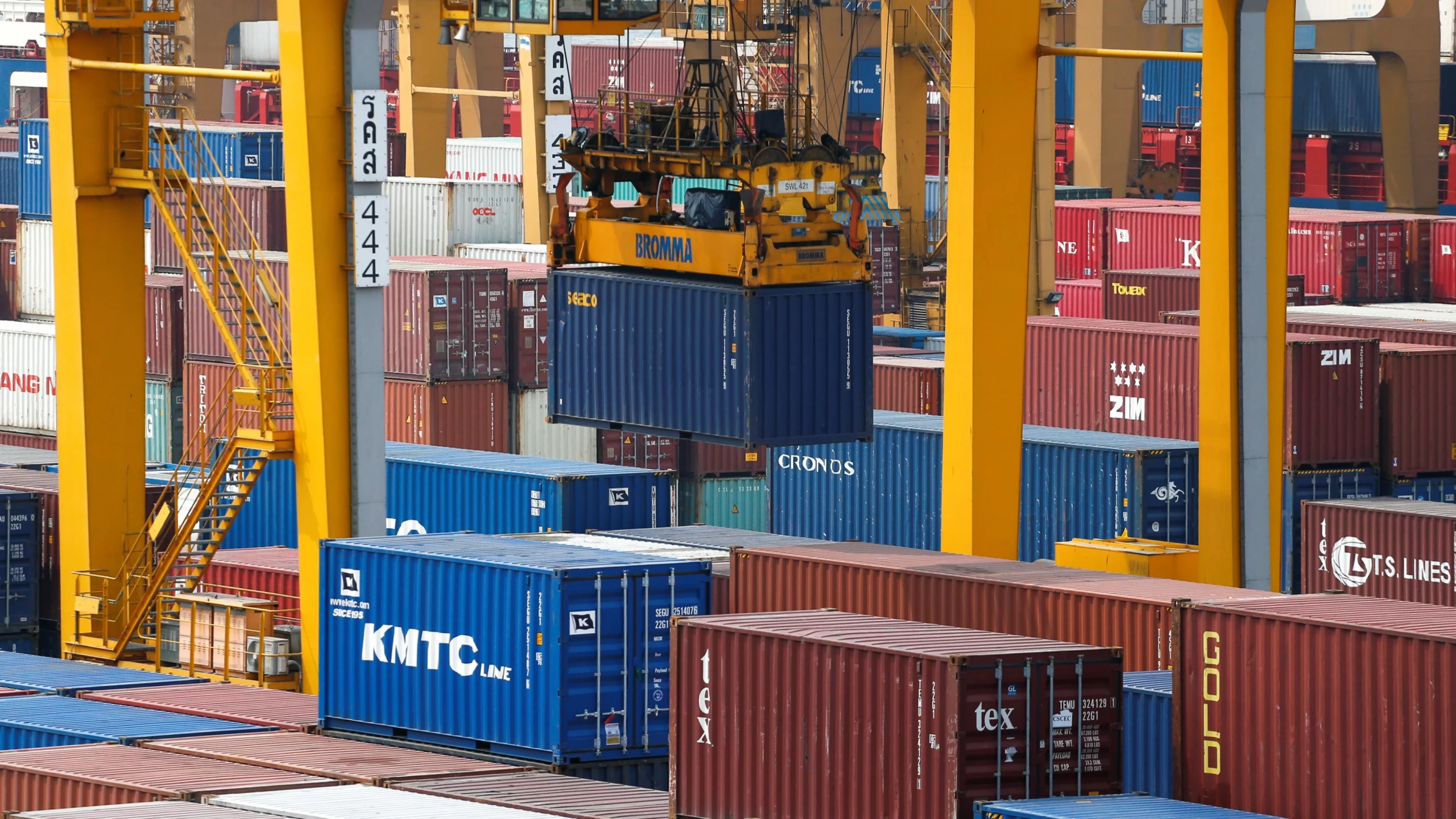 ASEAN Exports Shift: U.S. Overtakes China as Top Destination