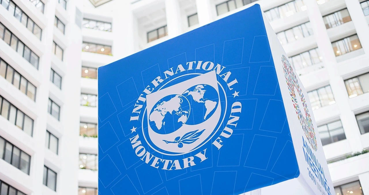 Mexico's Fiscal Consolidation: IMF Predicts Deficit Reduction by 2025