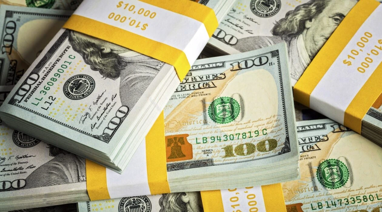 Dollar Rises on Eve of Payroll Report Amid Fiscal Concerns