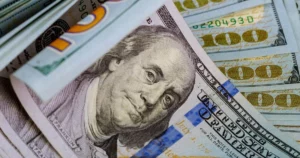 Dollar Drops to R$ 5.74 as Oil Prices Surge