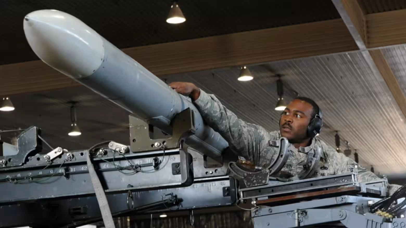 Japan and U.S. Forge Closer Ties in Air-to-Air Missile Production