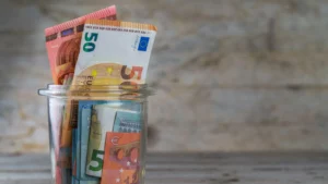 European Savings Soar as U.S. Spending Drives Growth