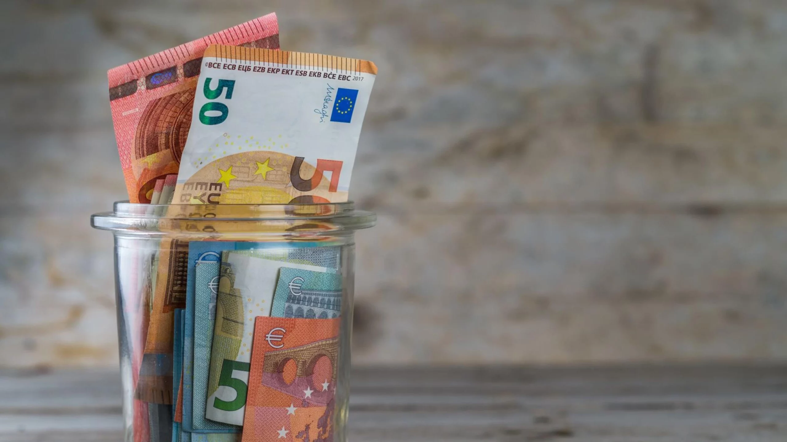 European Savings Soar as U.S. Spending Drives Growth