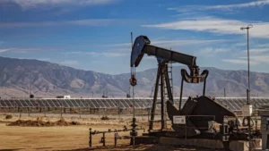 Oil Prices Rise as Dollar Weakens Ahead of U.S. Election Results