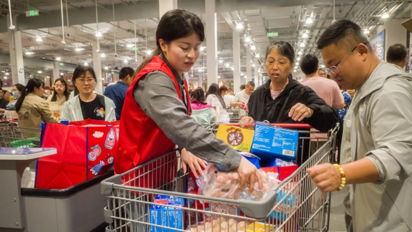 China's Retail Sales Surge as Industrial Growth Slows