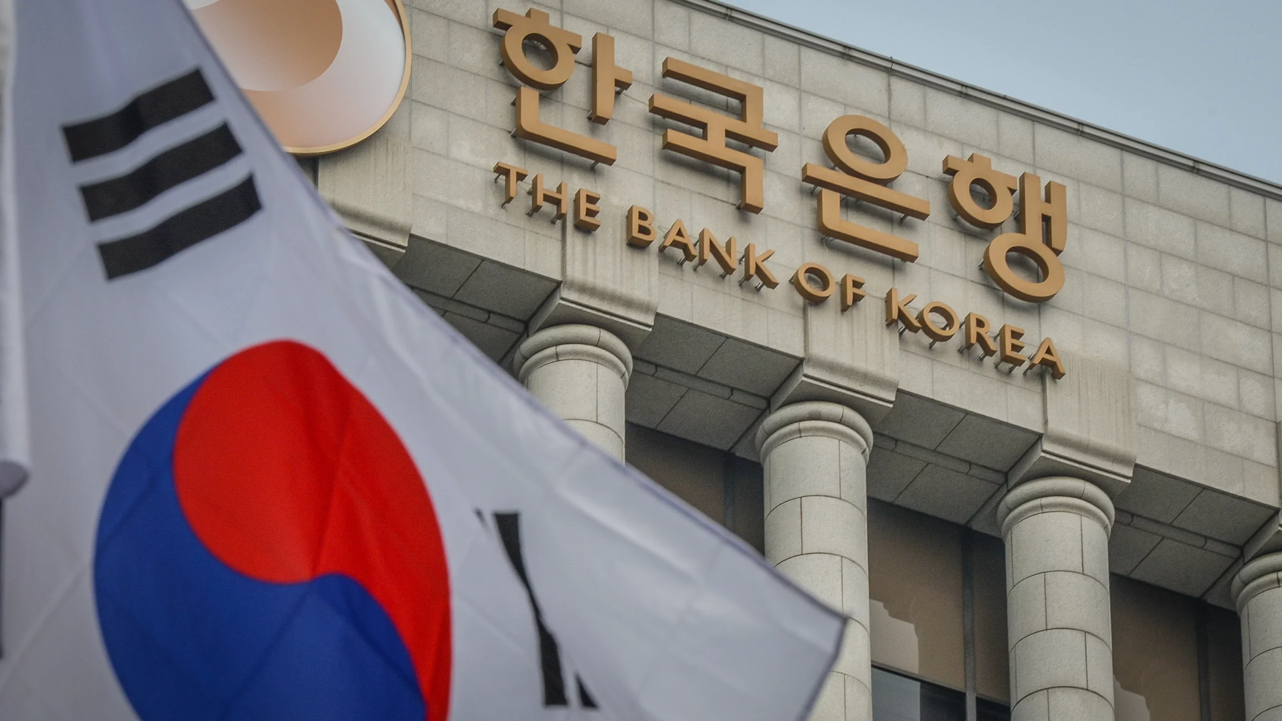 South Korea Lowers Rates as Growth Forecasts Drop Below 2%