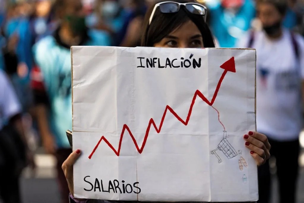 Ecuador's Inflation Dips: Economic Challenges Persist