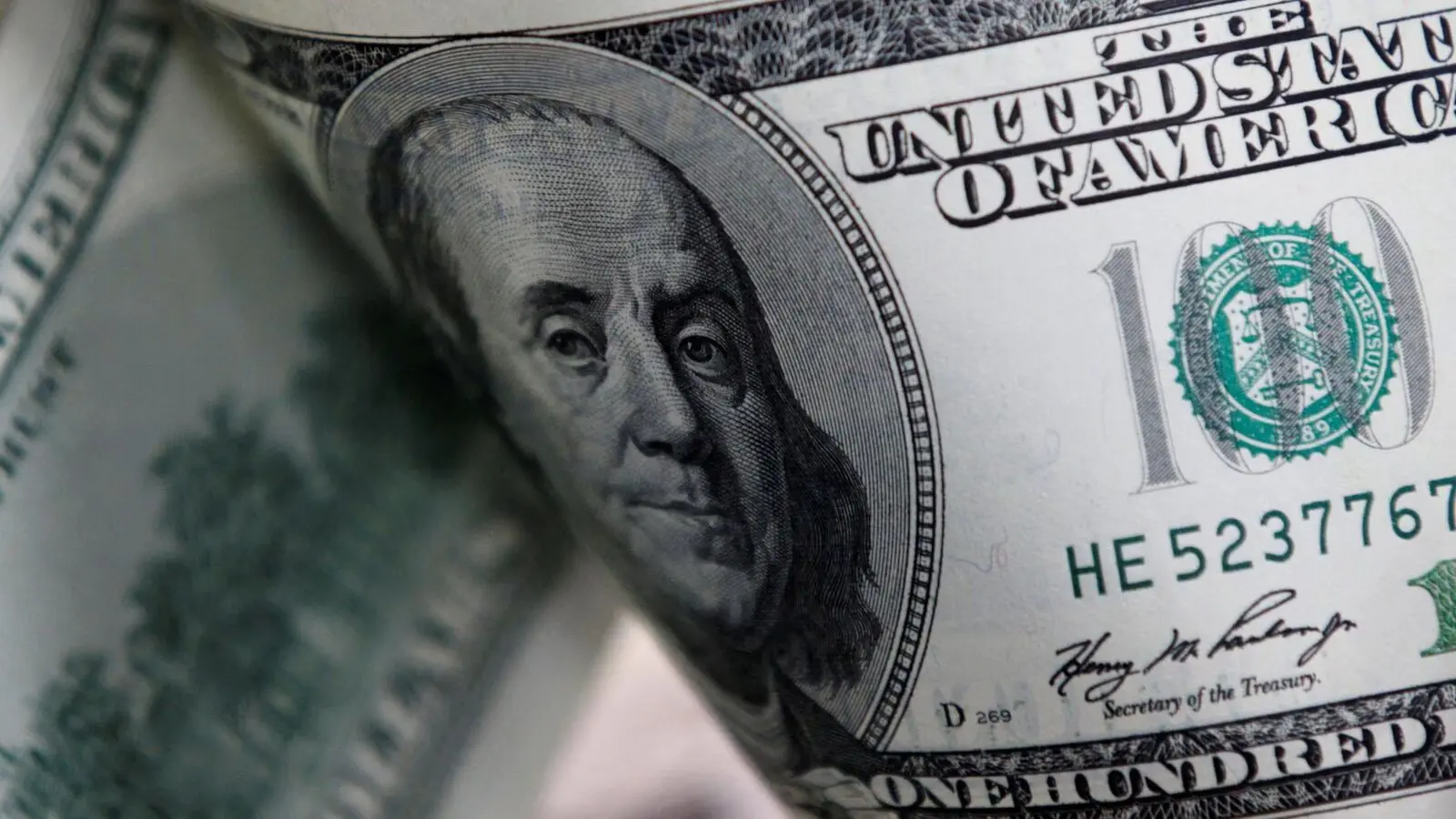 Global Tensions and Fiscal Expectations Drive Dollar Strength