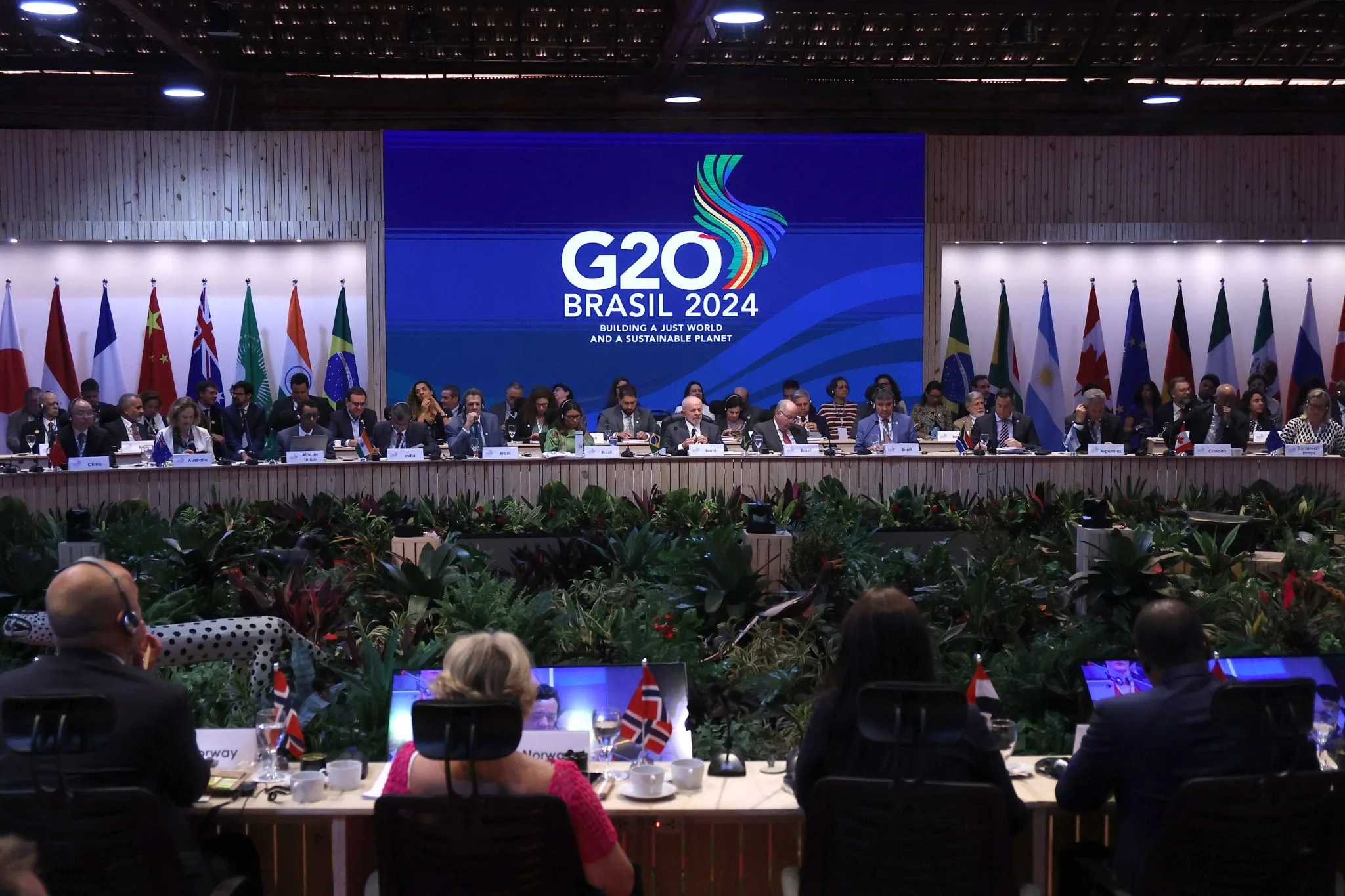 G20 Brasil 2024 meeting with flags of Brazil and Argentina