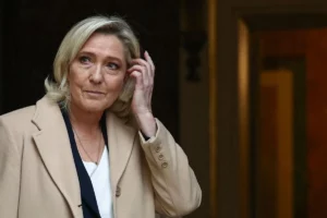 Le Pen Issues Ultimatum to Prime Minister, Threatens to Topple Government