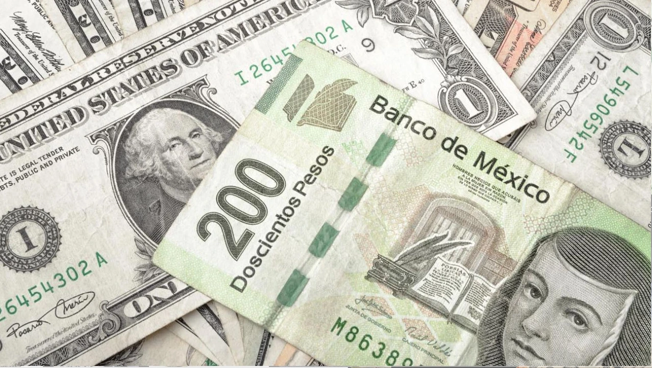 Mexican Peso Faces Headwinds Amid Global Dollar Strength and Political Uncertainty