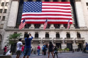 U.S. Stocks Poised to Outpace Global Markets in 2025