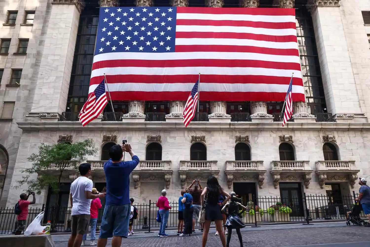 U.S. Stocks Poised to Outpace Global Markets in 2025