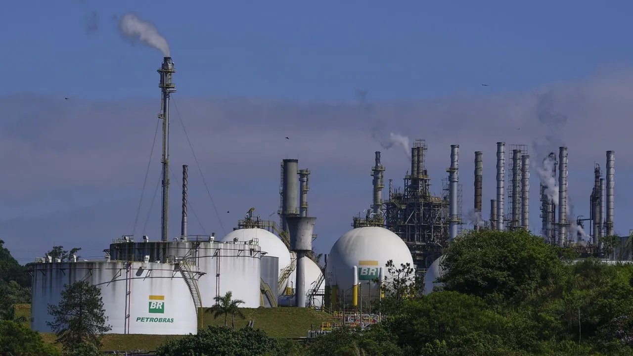 Brazil's Oil Production Slumps in October Amid Petrobras Maintenance Issues