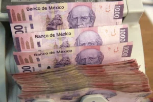 Mexican Peso Trims Losses as Week Closes