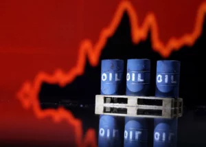 Oil Prices Dip Amid Rising Inventories and Geopolitical Risks