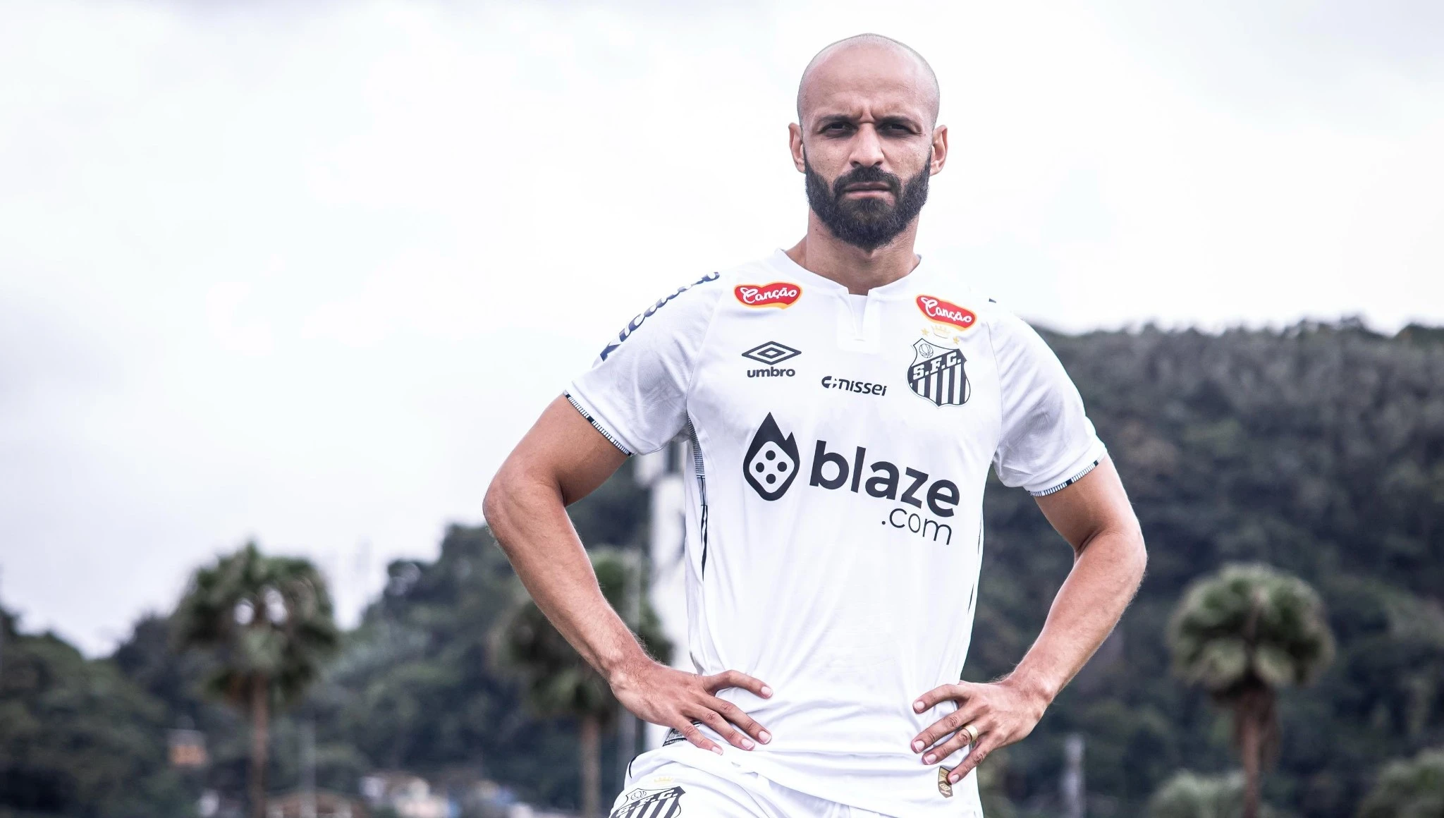 Santos Bolsters Midfield with Thaciano Signing