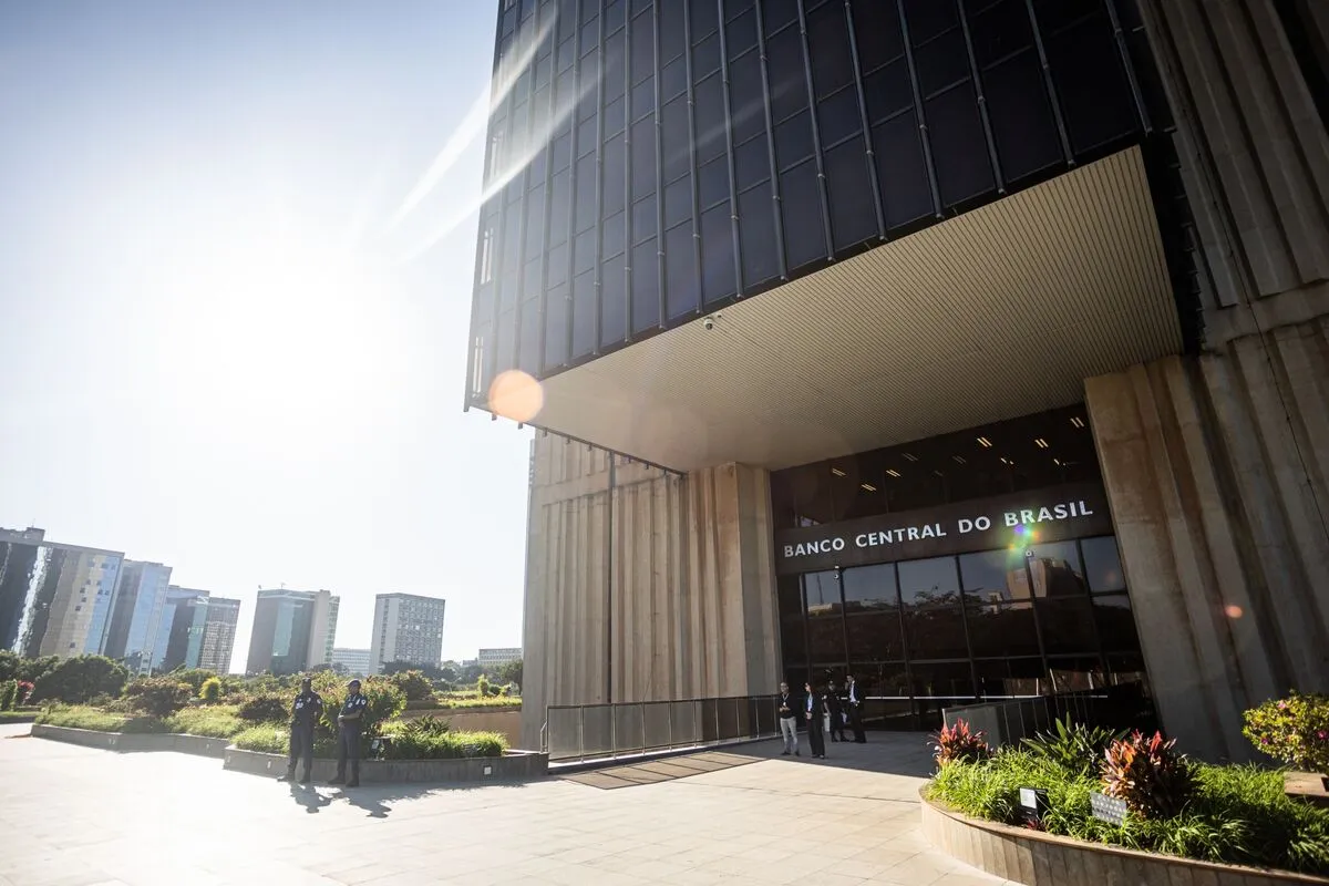 Brazil Faces Inflation Challenges as UBS Projects Selic Rate Hike to 15.25% by May