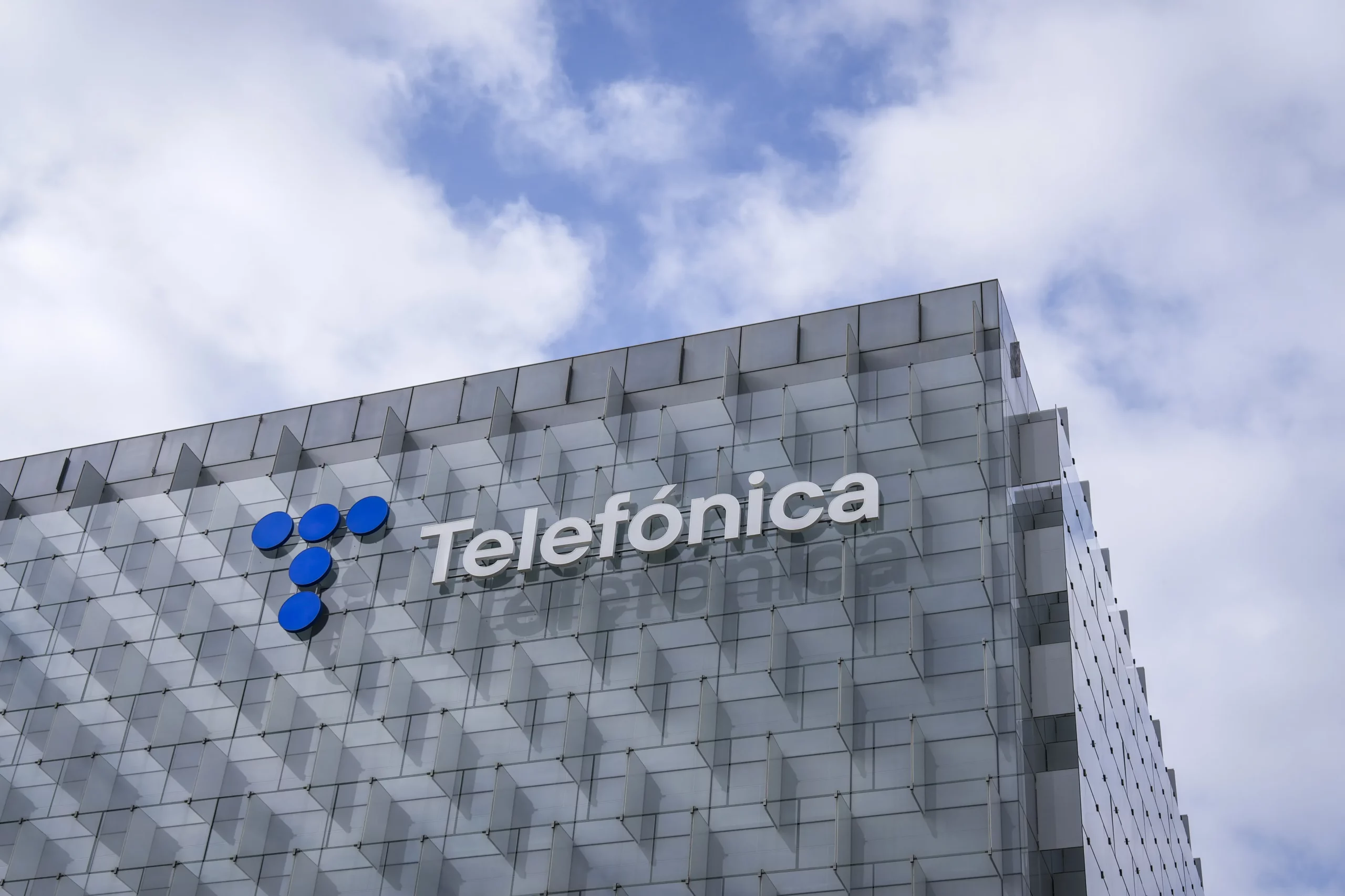 Milei Flags Monopoly Risk in Telefónica's $1.25 Billion Sale to Telecom Argentina
