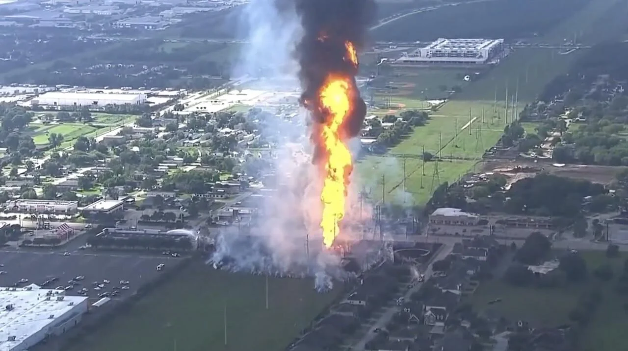 Oil Spill Hits Guanabara Bay Following Fire at Rio Lubricant Factory