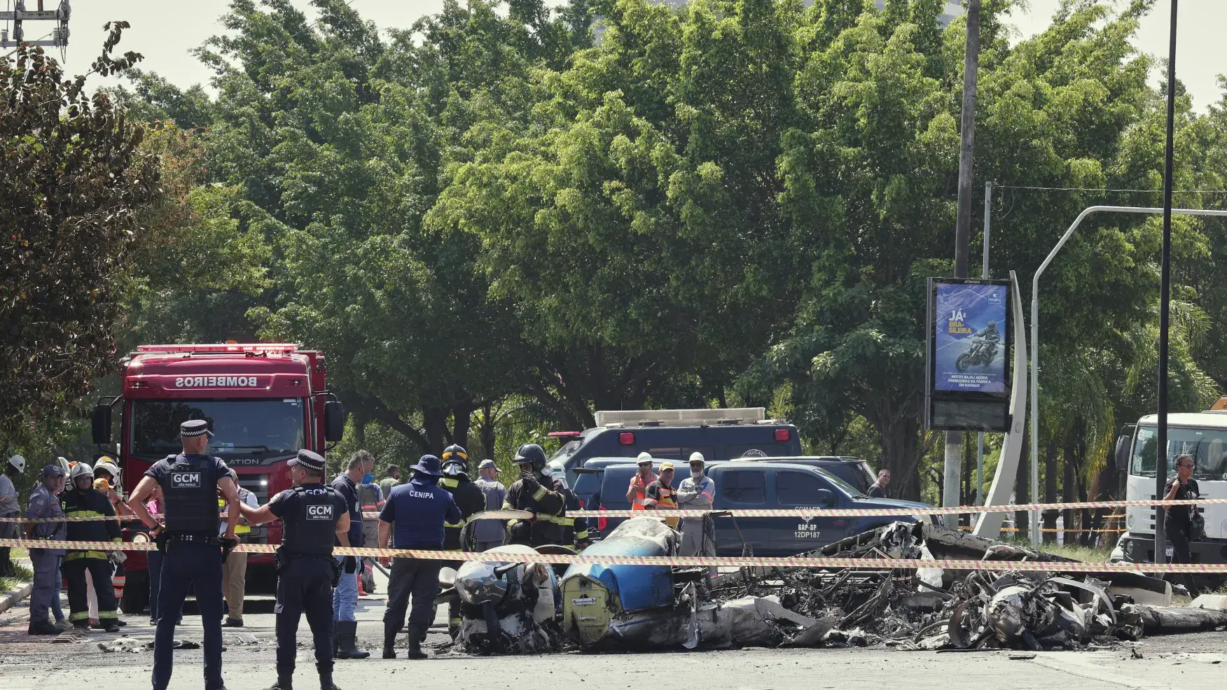 Small Plane Crash in São Paulo's Barra Funda Kills Two, Sparks Fire