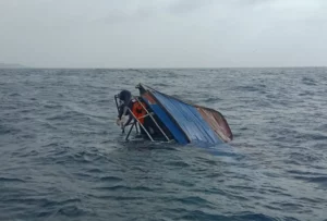 Dramatic Rescue in Búzios: Boat with 19 Onboard Sinks Off Rio Coast