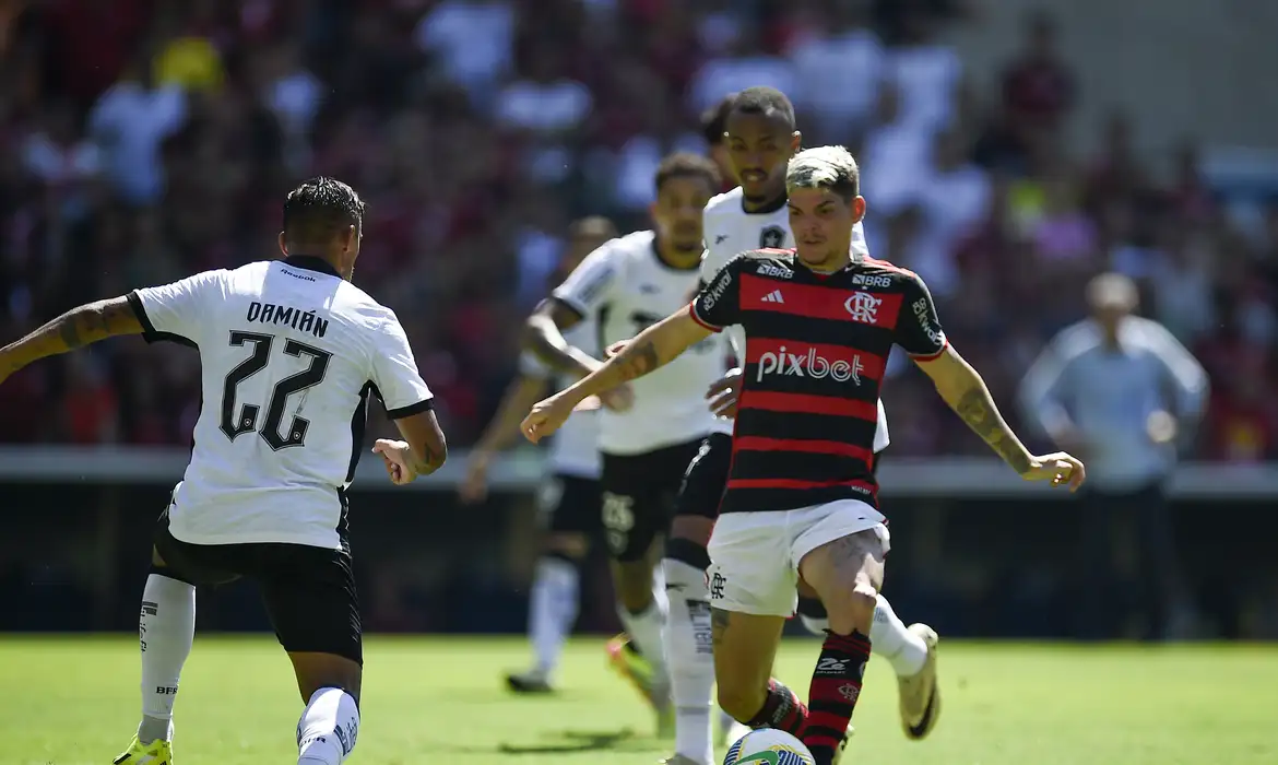 Flamengo Edges Botafogo in Tense Clássico to Claim Carioca Lead