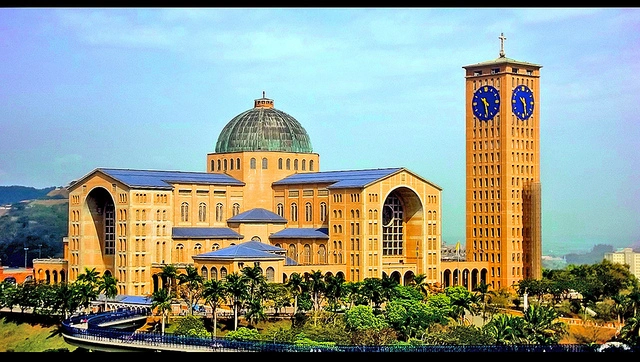 Sanctuary of Aparecida, Largest Catholic Church in Brazil. (Photo Internet reproduction)