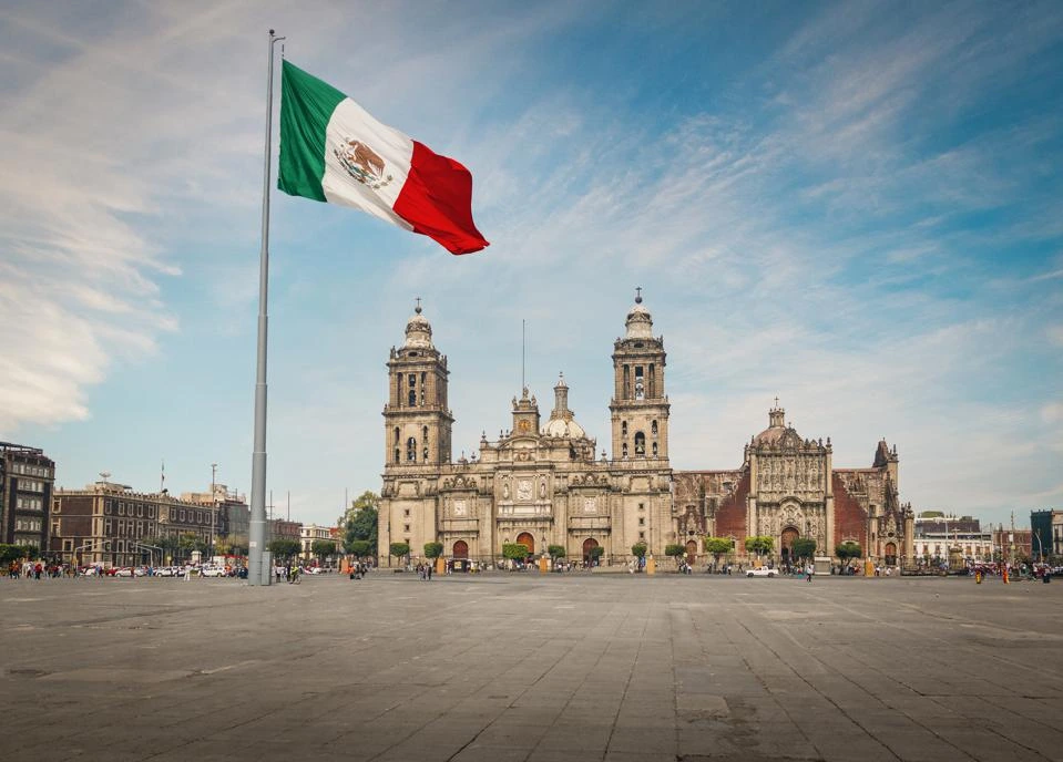 Mexico’s Economy Teeters as Growth Creeps Up Amid Tariff Threats