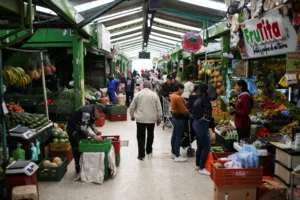 Colombia's Merchants Thrive as Industry Falters in February 2025