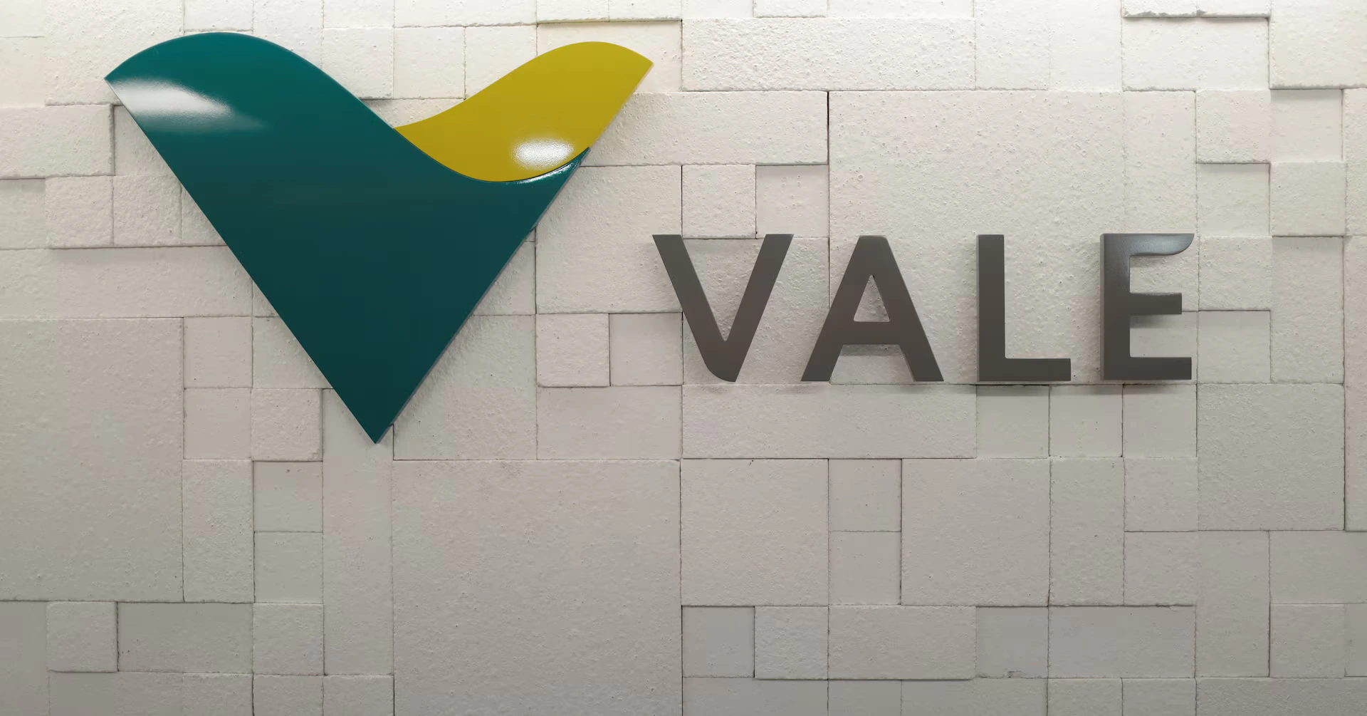 Vale's Dividend Cuts Reflect Brazil's Struggles Amid Global Record Payouts