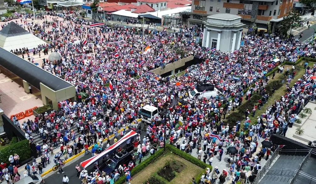 Costa Rican President Leads Mass Protest Demanding Attorney General's Resignation