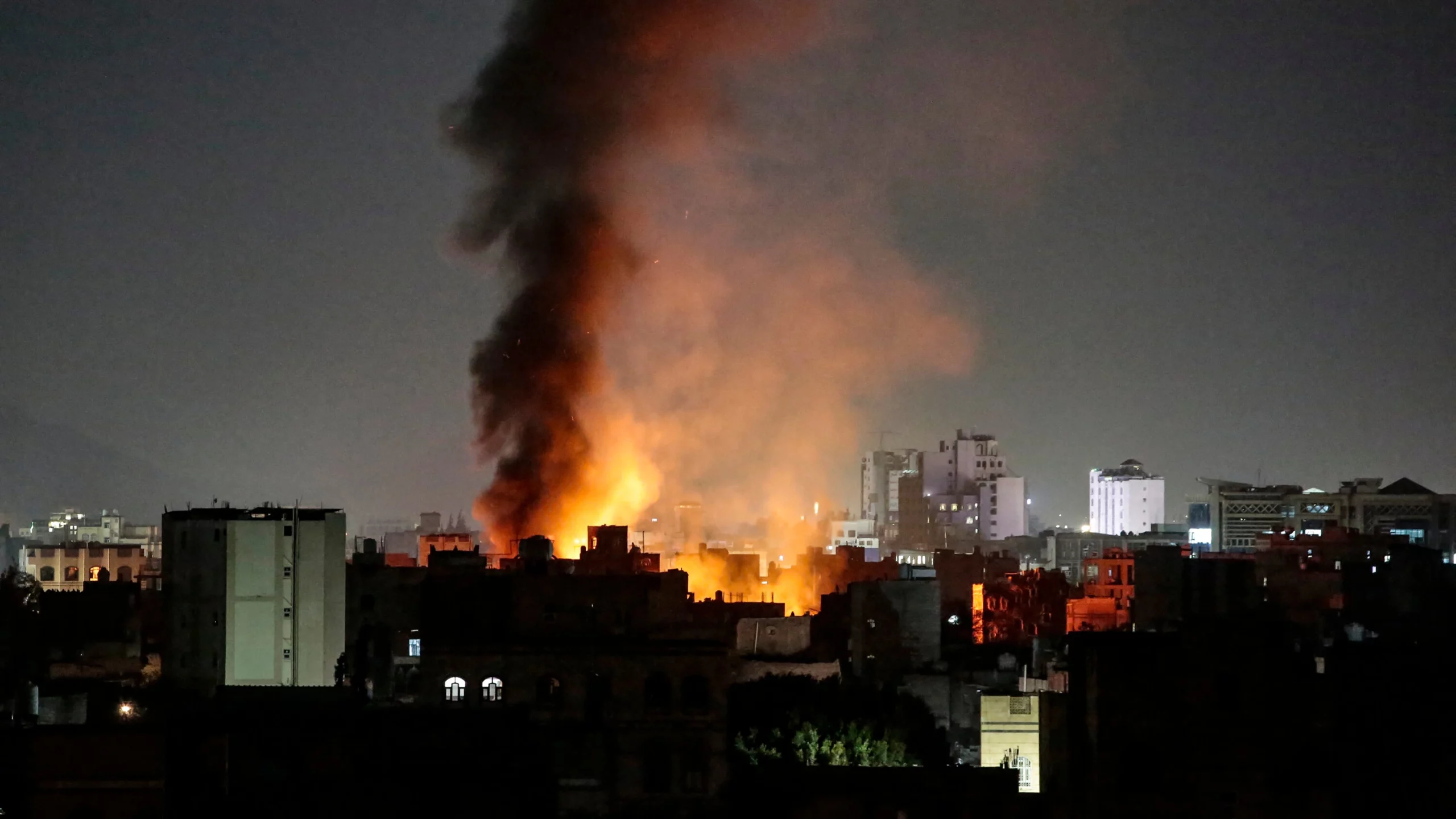 U.S. Strikes on Yemen’s Oil Port Kill 38, Sever Houthi Financial Lifeline