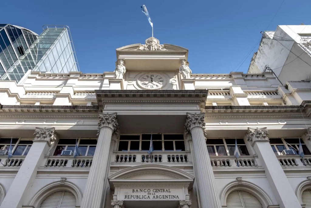 Argentina’s Central Bank Steps Back: What the New Dollar Policy Means for Everyday Life