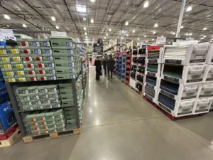 Colombia’s Business Divide: Retail Confidence Climbs as Industry Stalls