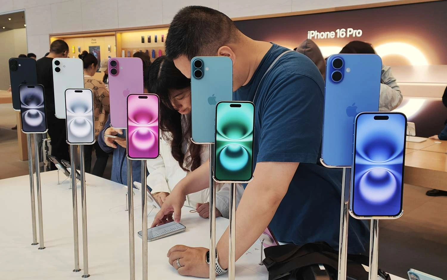 Apple Surges to Top in Global Smartphone Sales for Q1 2025