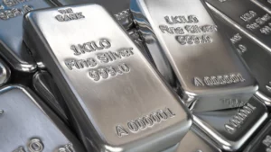 Silver Navigates Global Tensions While Deficit Narrows in Bullish 2025 Market