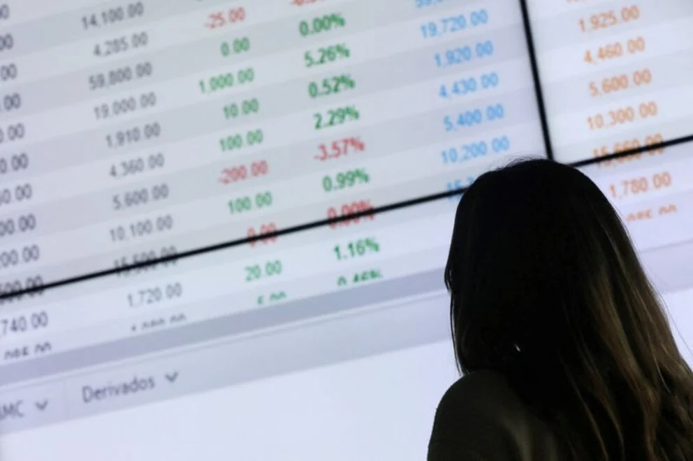 Colombian Stocks Edge Higher Amid Global Caution and Domestic Pressures