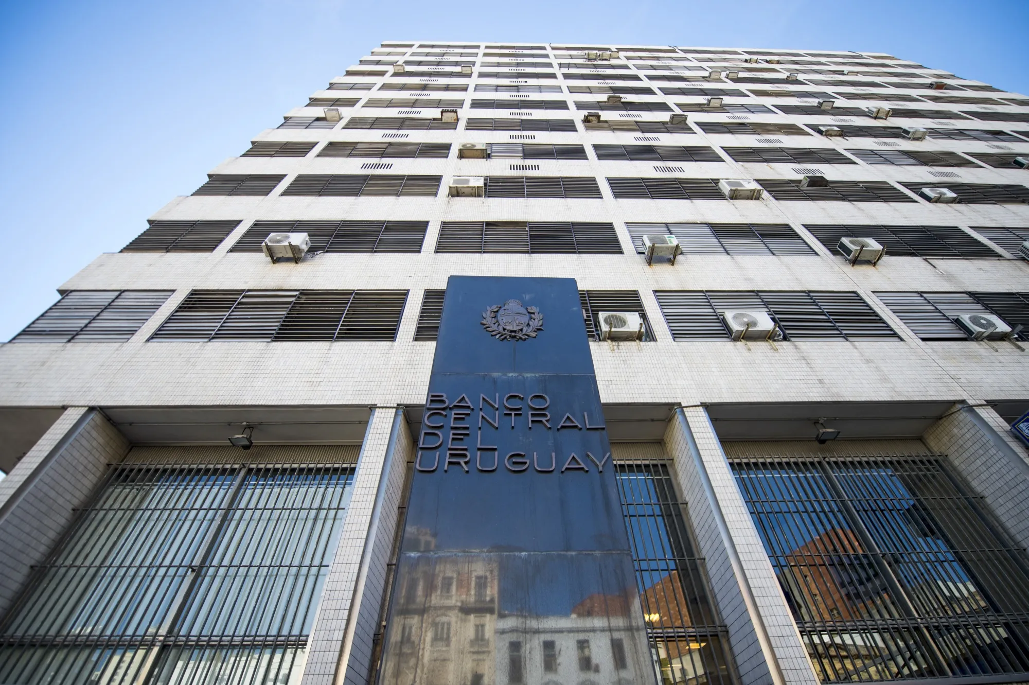Uruguay’s Financial Sector Draws Billions as Argentine Investors Seek Stability