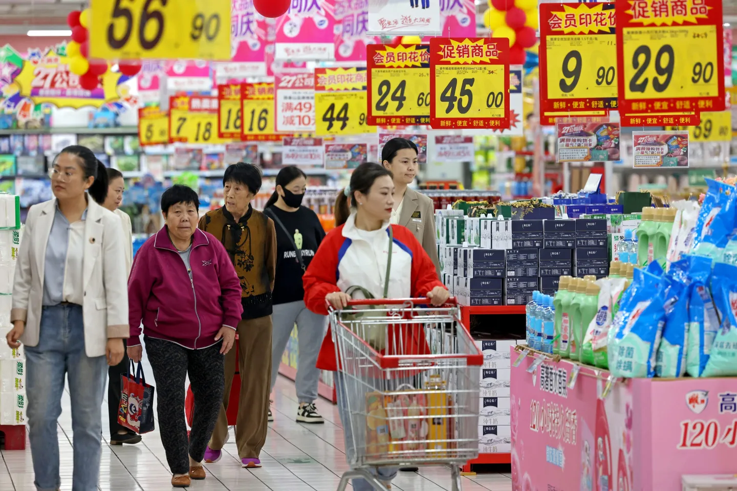 China’s Deflation Crisis Overshadows Trade Tensions as Economists Sound Alarm