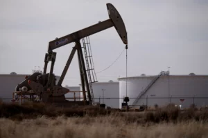 U.S. Oil Inventories Fall Beyond Expectations, Tightening Supplies