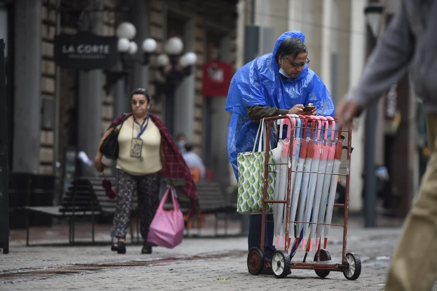 Uruguay's Poverty Measures Expose Gaps Between Growth Narratives and Lived Realities