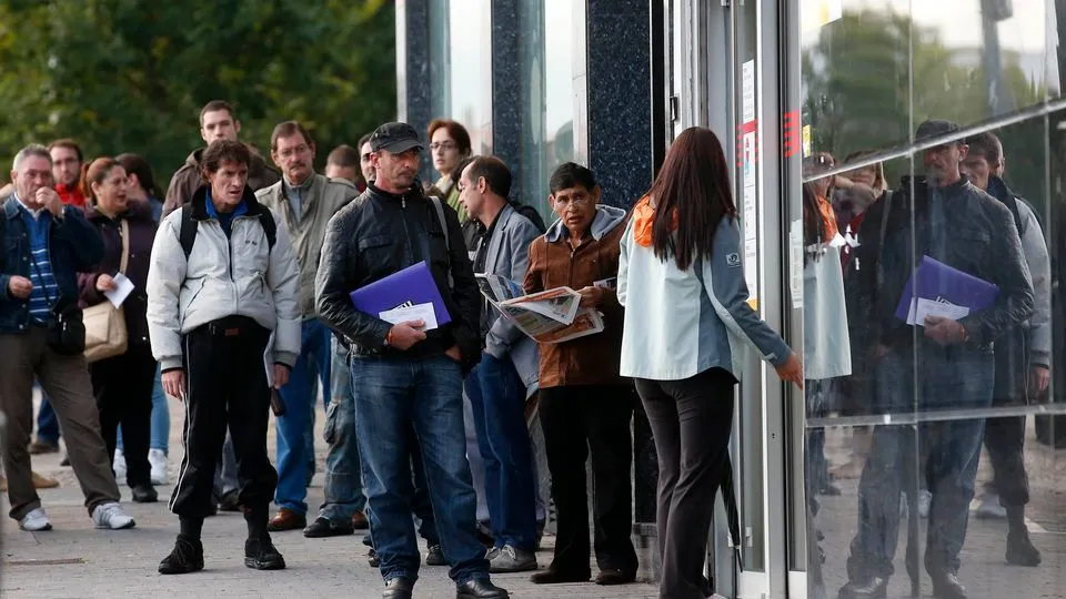 Eurozone Unemployment Holds at Record Low 6.2% While Economic Risks Loom