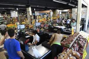 Supermarkets Turn to Military and Seniors as Worker Shortage Deepens in Brazil
