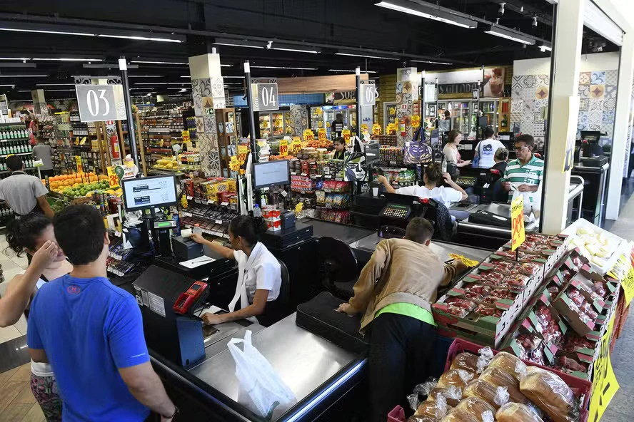 Supermarkets Turn to Military and Seniors as Worker Shortage Deepens in Brazil