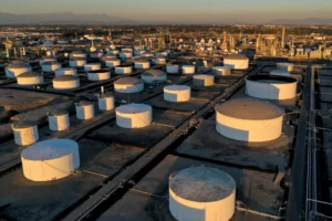 U.S. Oil Inventories Fall as Refineries Run Near Capacity