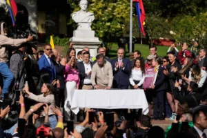 Colombia’s President Signs Major New Labor Law in Front of Thousands