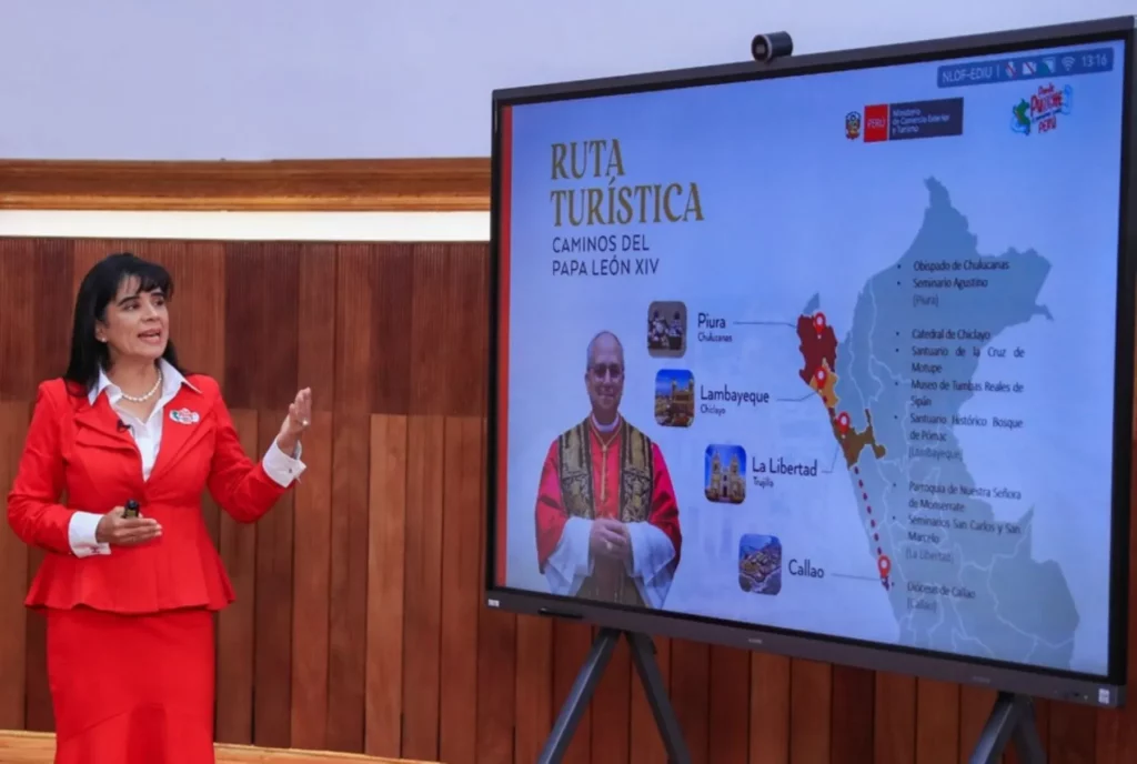 Woman presenting a map of Peru with Pope Leo XIV