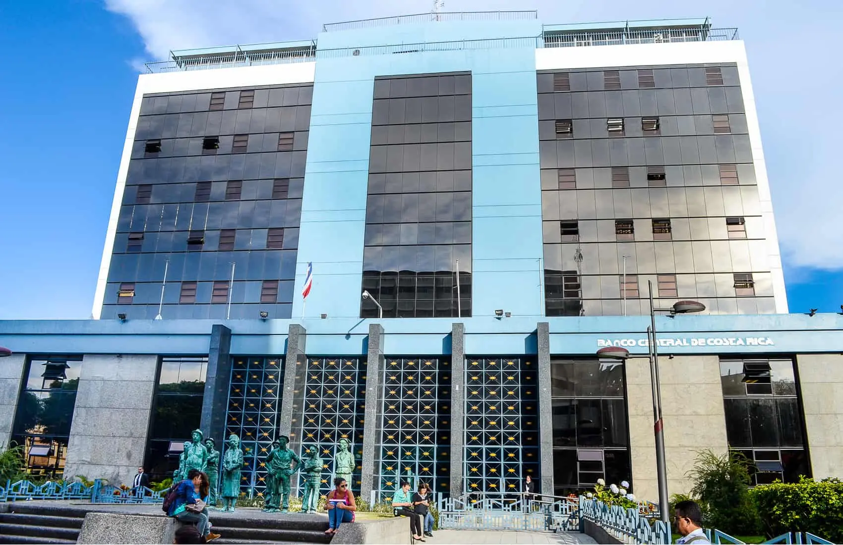 Costa Rica Cuts Rates as Economy Faces Deflation and Fragile Growth