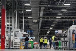 Growth in Services Hides Manufacturing Weakness in U.S. and Eurozone